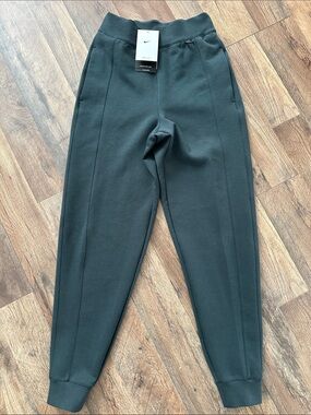 New, Nike woman’s Joggers